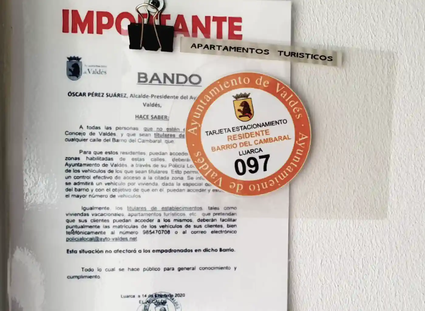 tarjeta identificativa que permite aparcar en la zona naranja